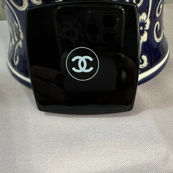 CHANEL Black Compact Mirror with Powder Puff Applicator NIB - Picture 3 of 6